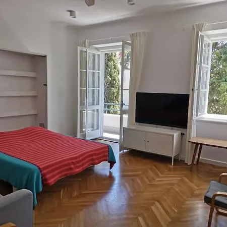 Specious And Newly Decorated At Bacvice Apartament Split