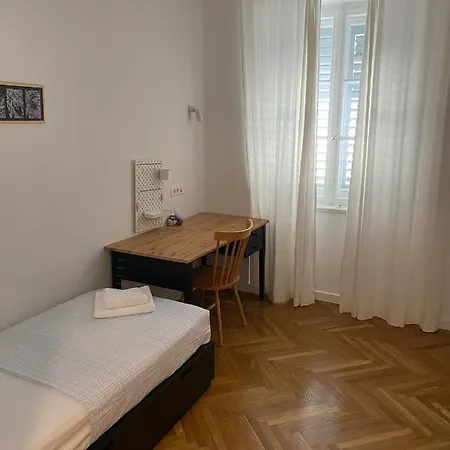 Apartment Specious And Newly Decorated At Bacvice