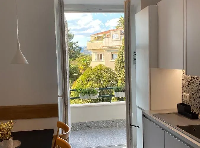 Specious And Newly Decorated At Bacvice Apartament *